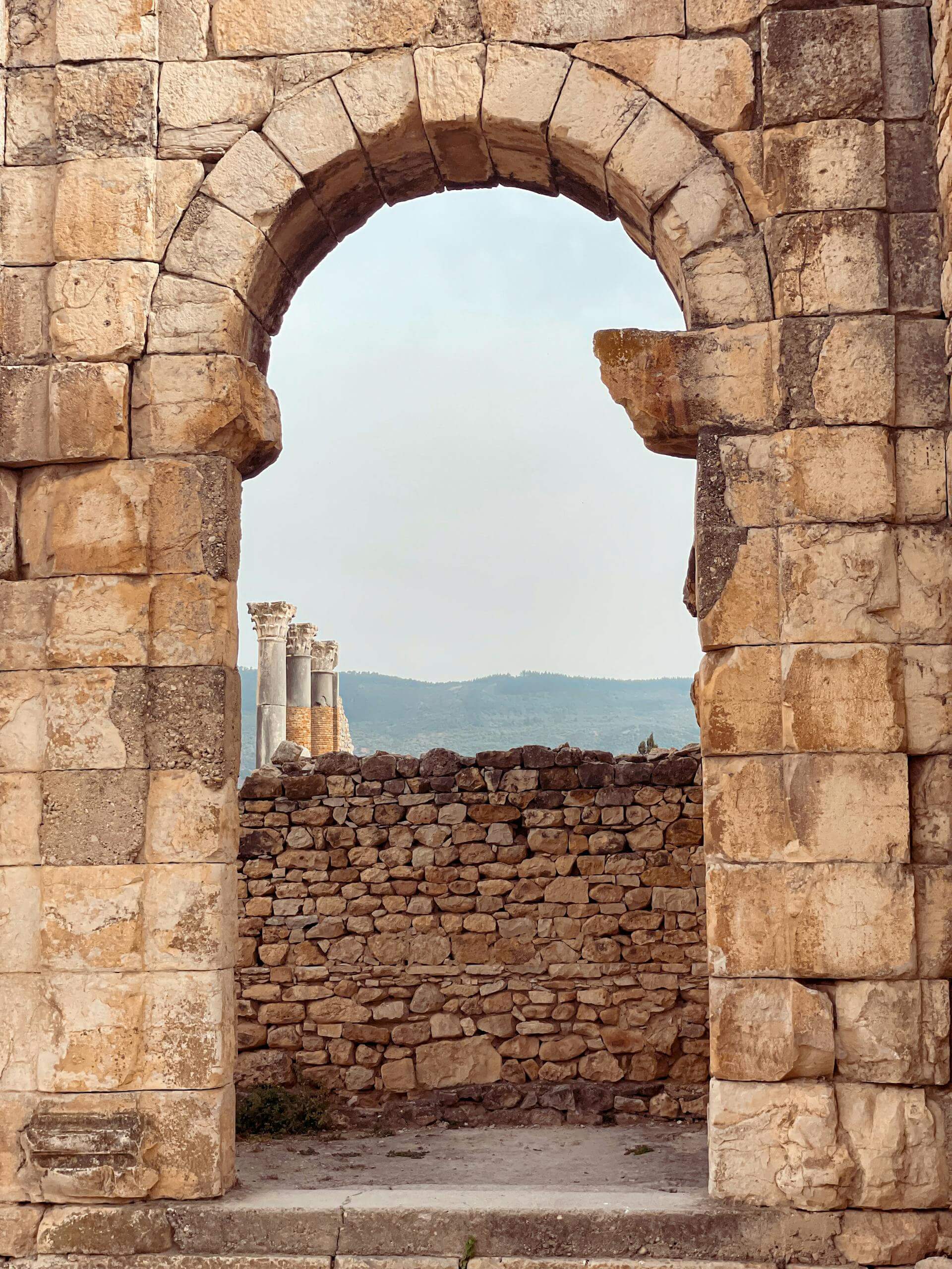 Archway of ancient Roman ruins in Morocco, showcasing historic stone architecture.
Restos Arqueológicos